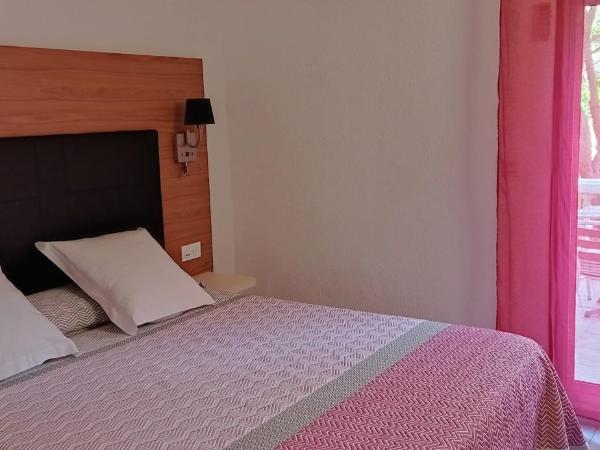 Hotel Hélios : photo 4 de la chambre chambre double avec terrasse - piscine chauffée et parking gratuit