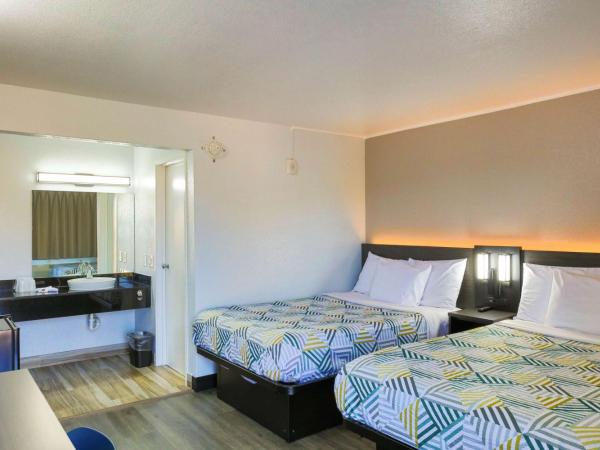 Motel 6-Sacramento, CA - Central : photo 1 de la chambre chambre avec 2 lits queen-size et douche accessible en fauteuil roulant - adaptée aux personnes à mobilité réduite