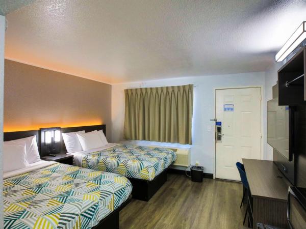 Motel 6-Sacramento, CA - Central : photo 2 de la chambre chambre avec 2 lits queen-size et douche accessible en fauteuil roulant - adaptée aux personnes à mobilité réduite
