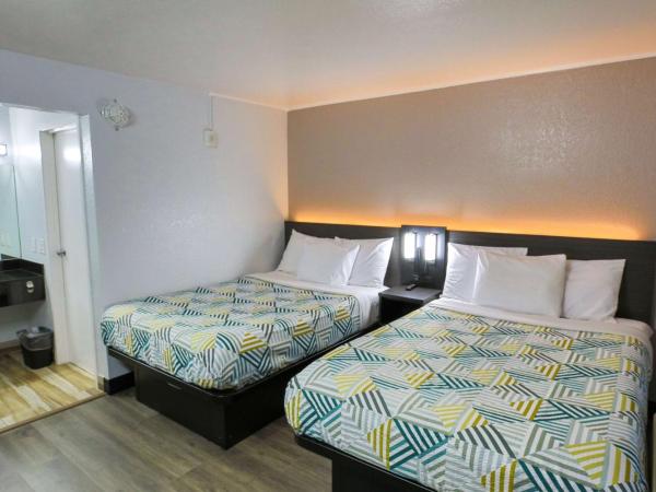 Motel 6-Sacramento, CA - Central : photo 3 de la chambre chambre avec 2 lits queen-size et douche accessible en fauteuil roulant - adaptée aux personnes à mobilité réduite