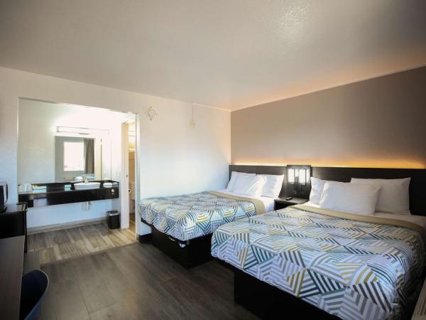 Motel 6-Sacramento, CA - Central : photo 4 de la chambre chambre avec 2 lits queen-size et douche accessible en fauteuil roulant - adaptée aux personnes à mobilité réduite