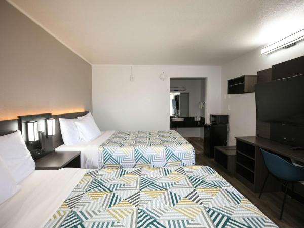 Motel 6-Sacramento, CA - Central : photo 5 de la chambre chambre avec 2 lits queen-size et douche accessible en fauteuil roulant - adaptée aux personnes à mobilité réduite