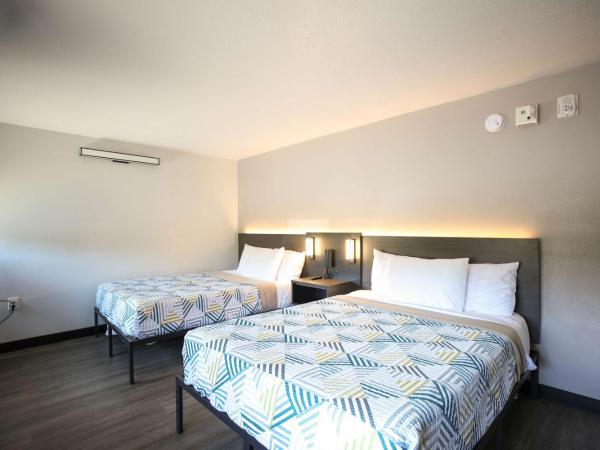 Motel 6-Sacramento, CA - Central : photo 9 de la chambre chambre avec 2 lits queen-size et douche accessible en fauteuil roulant - adaptée aux personnes à mobilité réduite