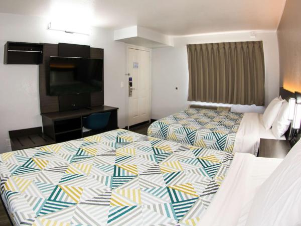 Motel 6-Sacramento, CA - Central : photo 7 de la chambre chambre avec 2 lits queen-size et douche accessible en fauteuil roulant - adaptée aux personnes à mobilité réduite