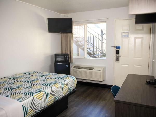 Motel 6-Sacramento, CA - Central : photo 6 de la chambre chambre double - accessible aux personnes à mobilité réduite - douche accessible en fauteuil roulant