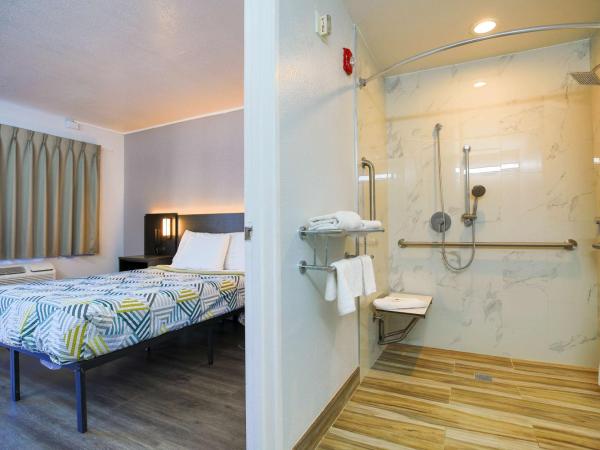 Motel 6-Sacramento, CA - Central : photo 3 de la chambre chambre double - accessible aux personnes à mobilité réduite - douche accessible en fauteuil roulant
