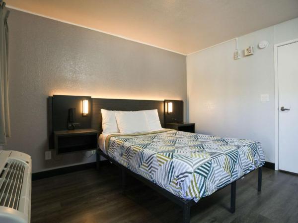 Motel 6-Sacramento, CA - Central : photo 4 de la chambre chambre double - accessible aux personnes à mobilité réduite - douche accessible en fauteuil roulant
