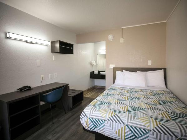 Motel 6-Sacramento, CA - Central : photo 5 de la chambre chambre double - accessible aux personnes à mobilité réduite - douche accessible en fauteuil roulant