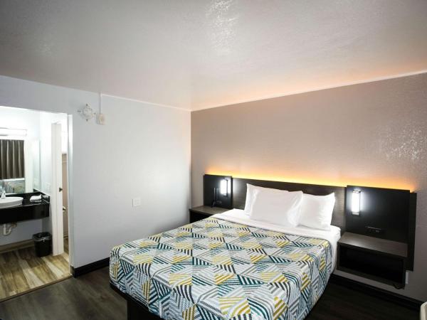 Motel 6-Sacramento, CA - Central : photo 1 de la chambre chambre double - accessible aux personnes à mobilité réduite - douche accessible en fauteuil roulant