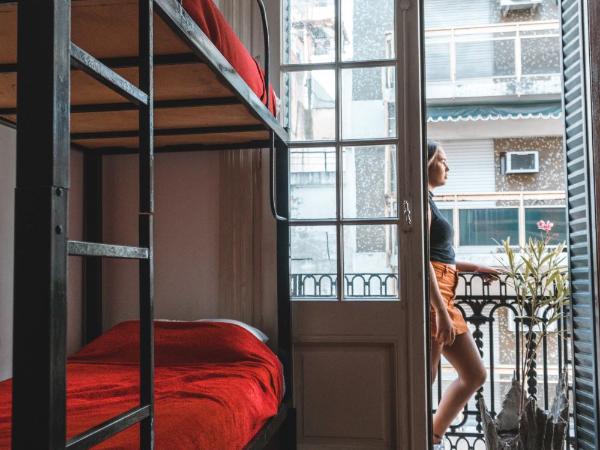 IDEAL SOCIAL Hostel : photo 4 de la chambre chambre quadruple avec balcon 