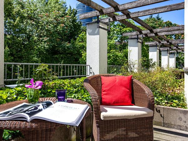 Hotel Indigo - Dusseldorf - Victoriaplatz, an IHG Hotel : photo 3 de la chambre chambre lit king-size premium avec balcon - vue sur jardin