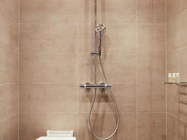 Hotel Indigo - Dusseldorf - Victoriaplatz, an IHG Hotel : photo 2 de la chambre chambre lit king-size standard – vue sur ville – accessible aux personnes à mobilité réduite