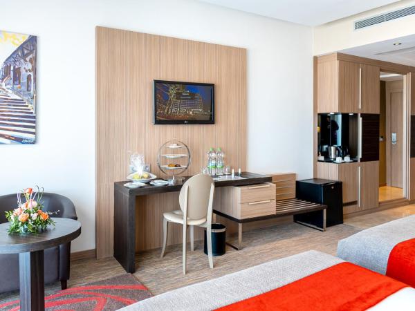 Royal Tulip City Center : photo 2 de la chambre chambre exécutive lit queen-size