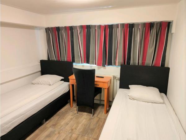 Hotel Holland Lodge : photo 2 de la chambre chambre lits jumeaux standard avec salle de bains commune