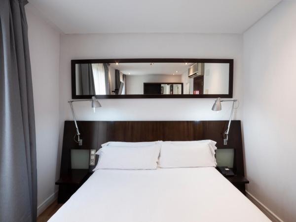 Petit Palace Arana Bilbao : photo 1 de la chambre chambre double ou lits jumeaux avec lit d'appoint