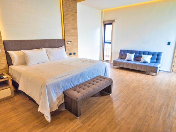 Hotel Plaza by Kavia : photo 5 de la chambre suite familiale avec balcon