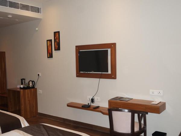 Neel Clarks Inn Express : photo 3 de la chambre chambre lit king-size deluxe