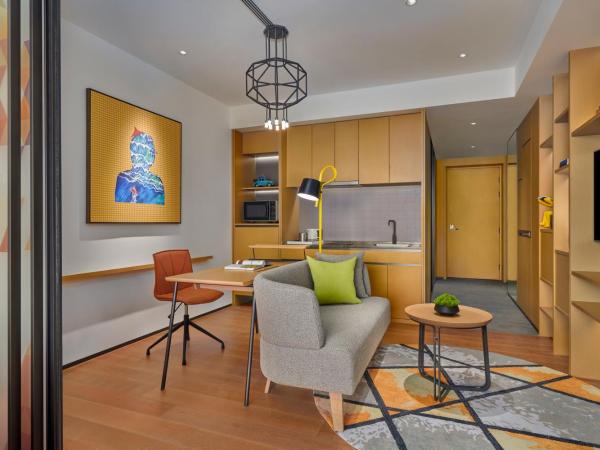 Artyzen Habitat Lingang Shanghai : photo 3 de la chambre chambre lit king-size - vue sur lac