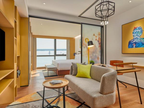 Artyzen Habitat Lingang Shanghai : photo 2 de la chambre chambre lit king-size - vue sur lac