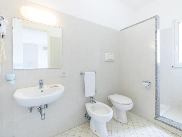 Hotel Villino Gallodoro : photo 9 de la chambre chambre triple Économique