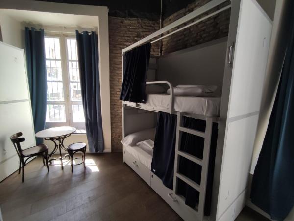 Black Swan Hostel Sevilla : photo 1 de la chambre lit dans dortoir mixte de 10 lits