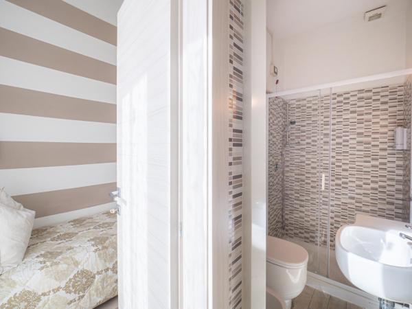 Affittacamere Lunamar : photo 8 de la chambre chambre triple confort avec 2 salles de bains privatives