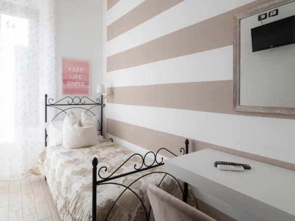 Affittacamere Lunamar : photo 7 de la chambre chambre triple confort avec 2 salles de bains privatives