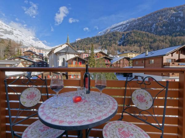 dala Hotel & Apartments : photo 7 de la chambre suite avec jacuzzi et balcon