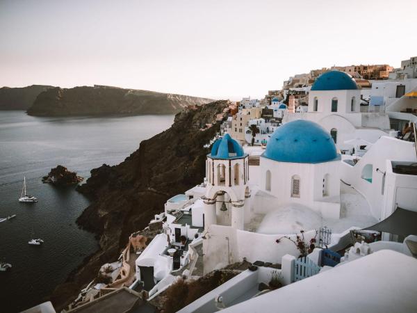 Spitia Santorini Villa Collection : photo 2 de la chambre villa troglodyte - vue sur dômes bleus