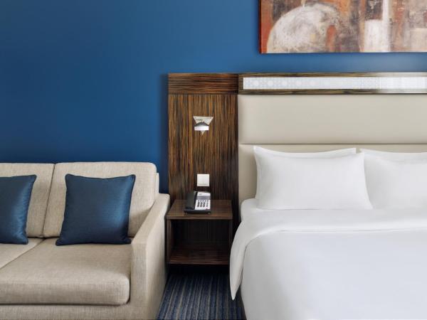 Holiday Inn Express Dubai Safa Park, an IHG Hotel : photo 4 de la chambre chambre lit king-size avec canapé-lit - fumeurs