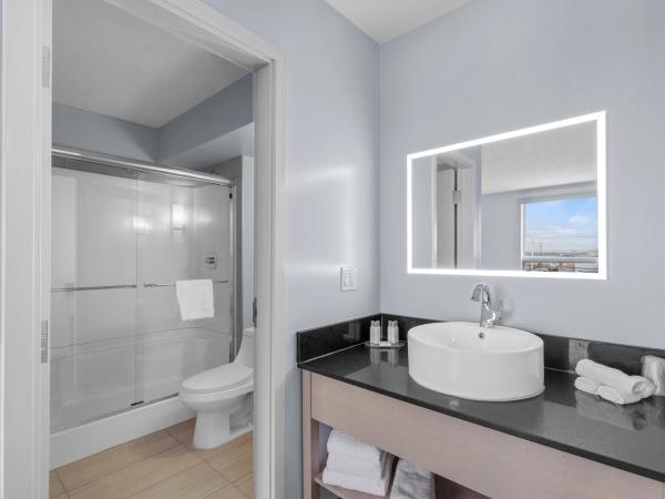 Emerald Hotel & Suites Calgary Airport : photo 1 de la chambre chambre supérieure avec 2 lits doubles - non-fumeurs