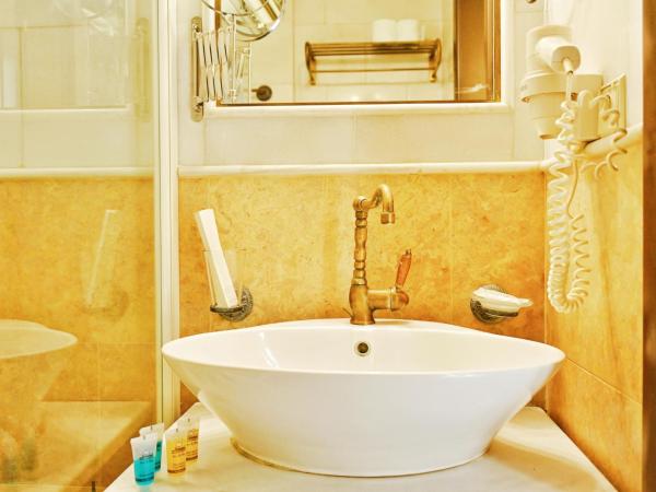 New Times Home & Hotels Near Metro Station Athens Center : photo 7 de la chambre chambre triple confort