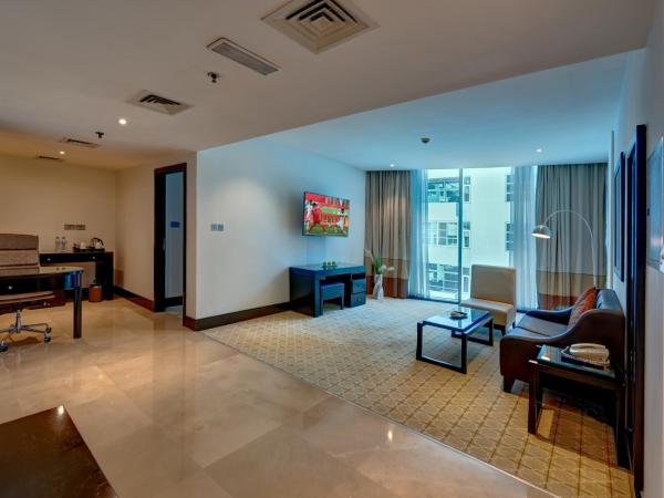 Holiday Inn Dubai Al Barsha, an IHG Hotel : photo 1 de la chambre one-bedroom king suite with balcony 2