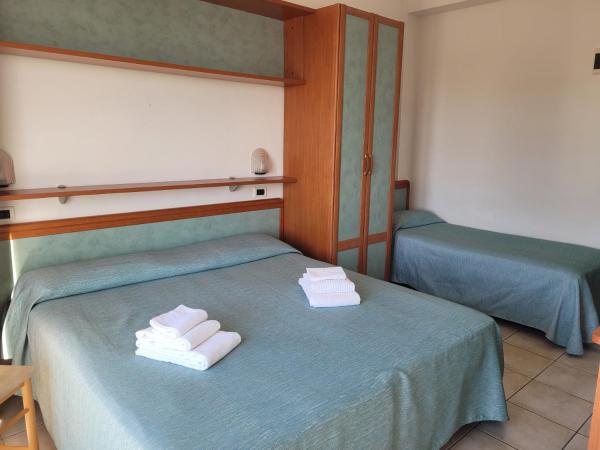 HOTEL ADRIA BEACH : photo 3 de la chambre chambre triple standard - vue sur mer