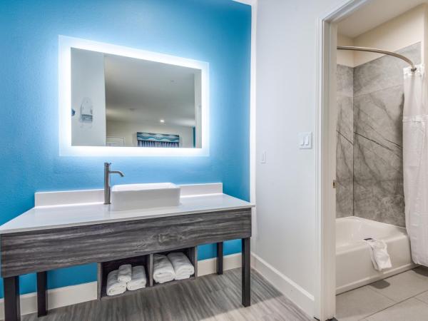 Americas Best Value Inn & Suites Houston at Hwy 6 : photo 3 de la chambre 1 king bed jetted tub suite smoking