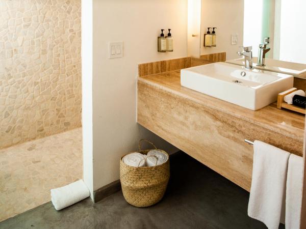 Bahia Hotel & Beach House : photo 3 de la chambre suite avec jacuzzi privé - côté piscine