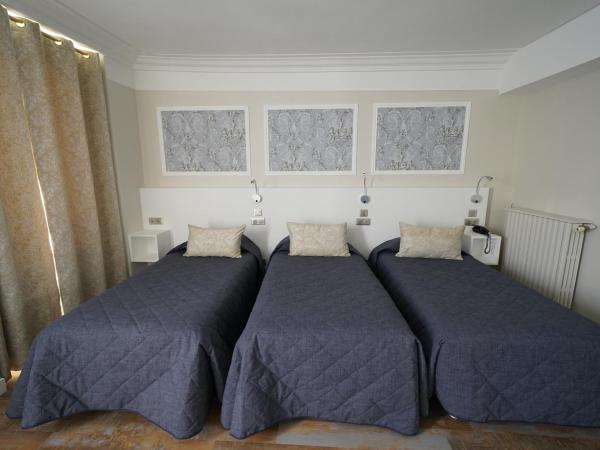 Hotel Montpensier : photo 3 de la chambre chambre triple avec baignoire ou douche