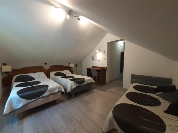 Logis Hôtel restaurant Auberge de la Cascade : photo 6 de la chambre chambre lits jumeaux avec baignoire