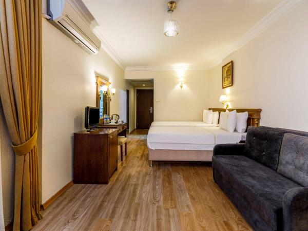 Golden Crown Hotel : photo 5 de la chambre grande chambre familiale