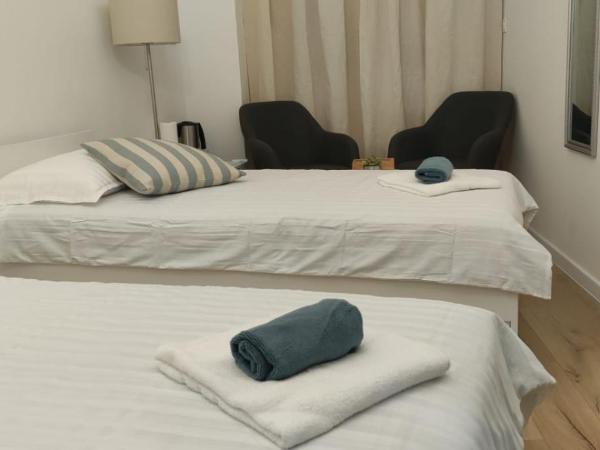 Mediterraneo Luxury Rooms : photo 2 de la chambre chambre lits jumeaux avec salle de bains
