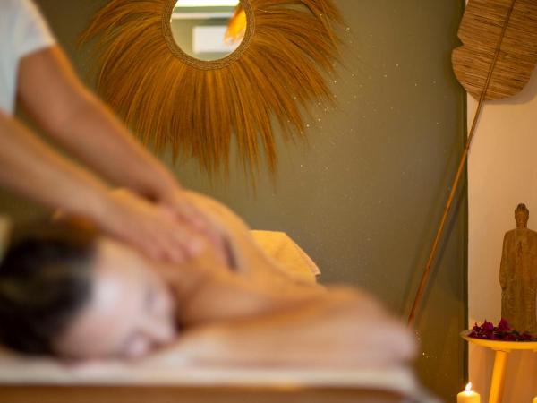 Liman Hotel Gümüslük - Adult Only : photo 9 de la chambre chambre lit queen-size avec baignoire spa