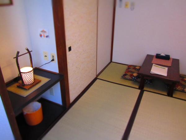 J-Hoppers Hiroshima Guesthouse : photo 7 de la chambre chambre double de style japonais avec salle de bains commune
