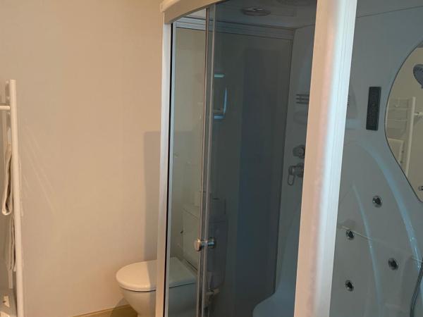 Chambre Familiale Maison de L'Église du Couvent : photo 10 de la chambre chambre familiale avec salle de bains privative