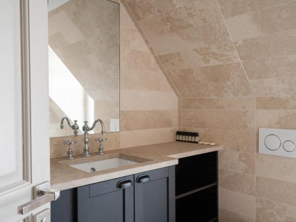 Hotel Saint-Louis en L'Isle - Notre-Dame : photo 10 de la chambre chambre triple deluxe avec balcon