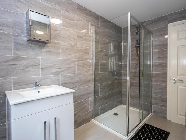 TCO Luxury House : photo 8 de la chambre chambre double avec salle de bains privative