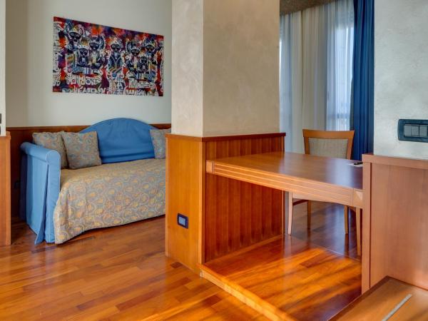 Hotel Raffaello : photo 3 de la chambre chambre familiale (2 adultes et 2 enfants)