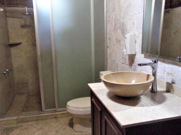 Hotel Casa de Lirio Diamante : photo 2 de la chambre chambre avec 2 grands lits queen-size