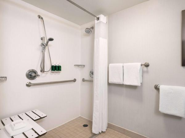 Sonesta Select Phoenix Camelback : photo 3 de la chambre hébergement lit king-size deluxe avec douche accessible en fauteuil roulant - adapté aux personnes à mobilité réduite/malentendantes