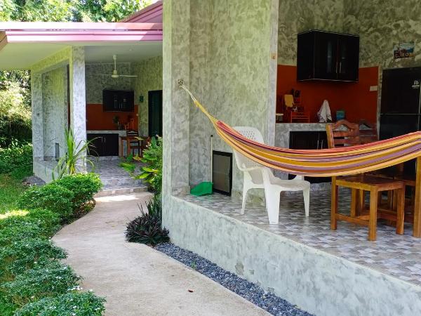Nananuira Apartment and Room : photo 10 de la chambre bungalow avec terrasse