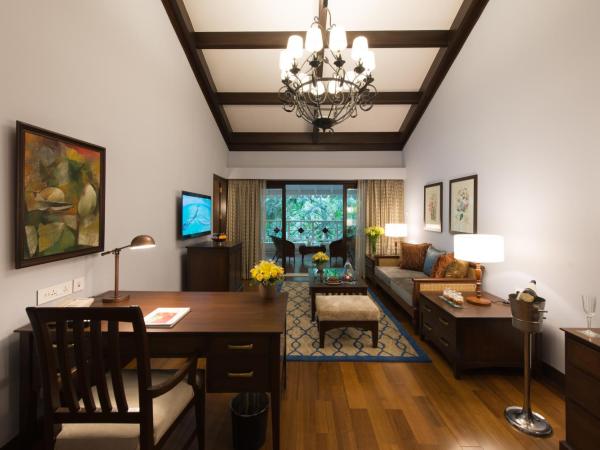 Taj West End : photo 6 de la chambre luxury suite one bedroom garden view king bed